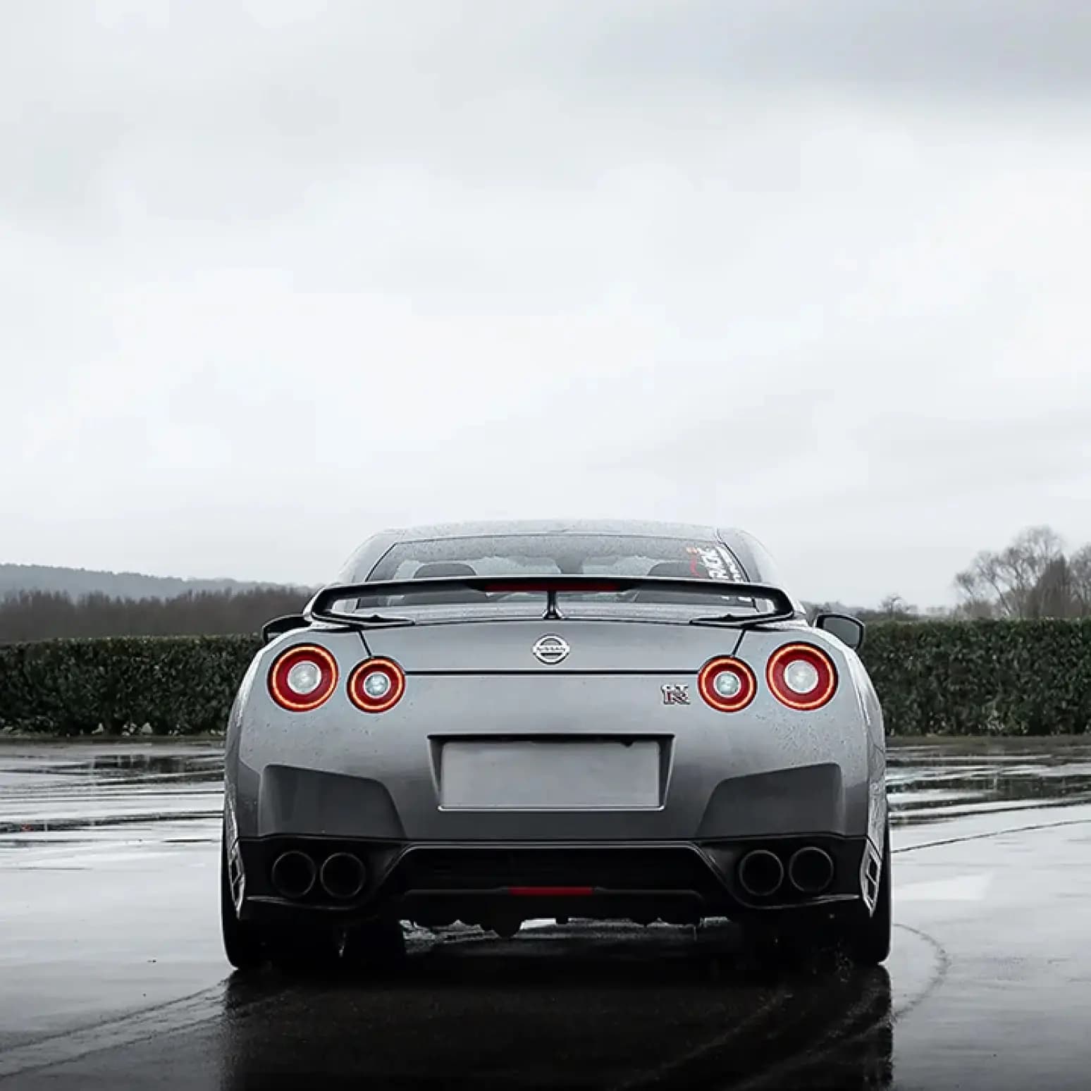 Arrière d'une Nissan GTR R35 grise